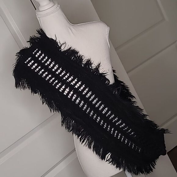 Fringed neck scarf - Picture 4 of 9